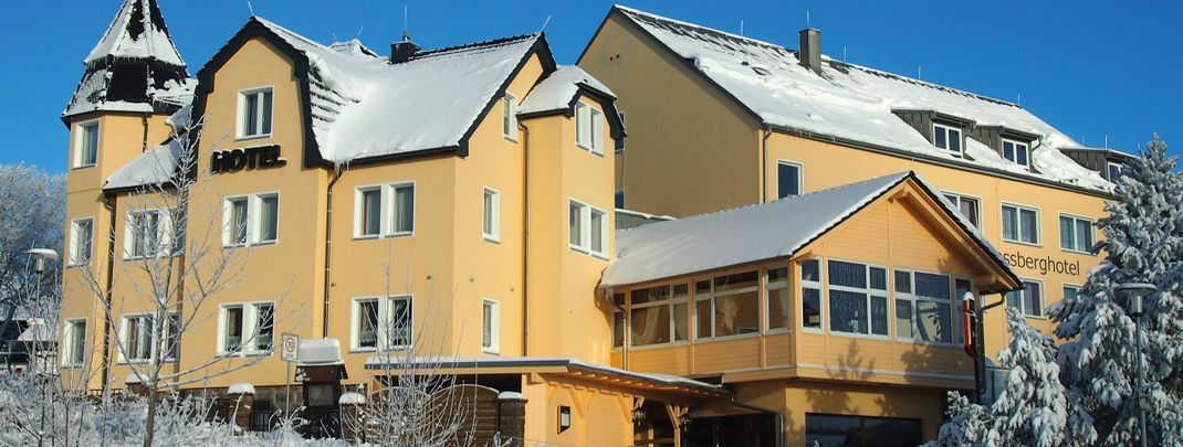Schlossberghotel Oberhof Aussenansicht im Winter