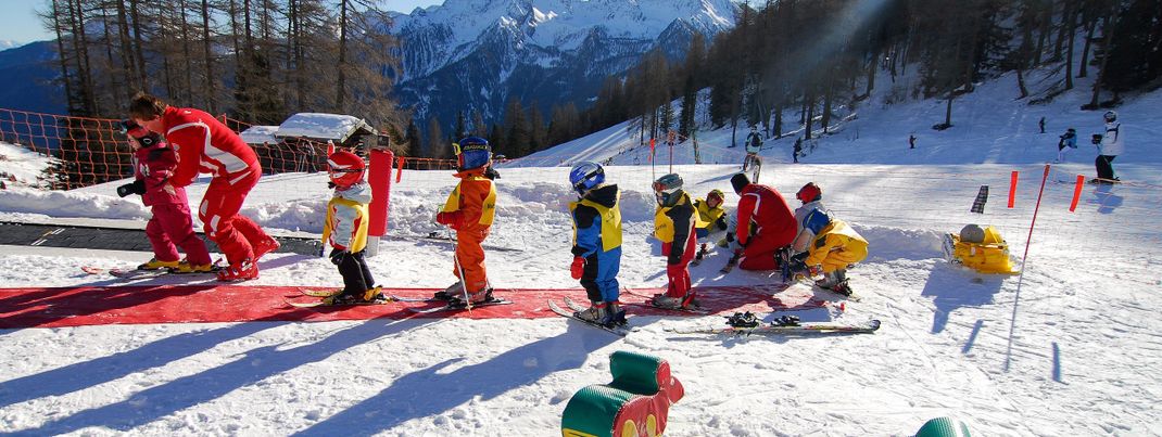 Spielerisch die ersten Schwünge lernen Kinder in Schwemmys Schneewelt.