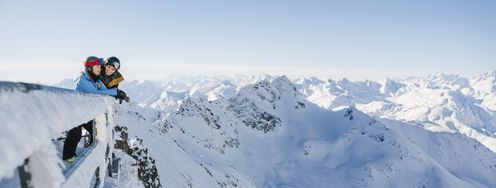 Pistenspaß und atemberaubende Aussicht erwartet Wintersportler in Andermatt Sedrun Disentis.