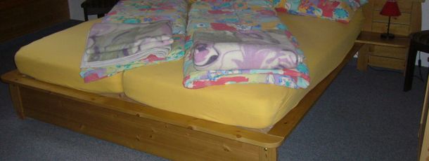 FEWG No. 2:Teil Schlafzimmer mit Doppelbett und vorne Teil Einzelbett