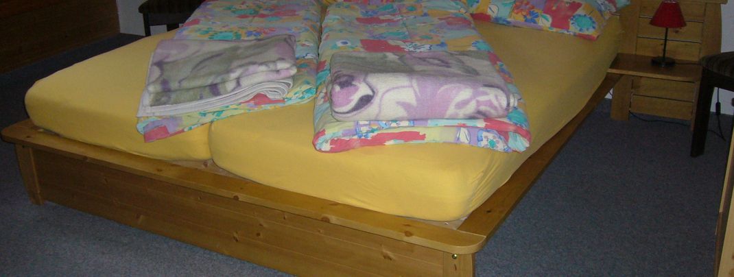 FEWG No. 2:Teil Schlafzimmer mit Doppelbett und vorne Teil Einzelbett