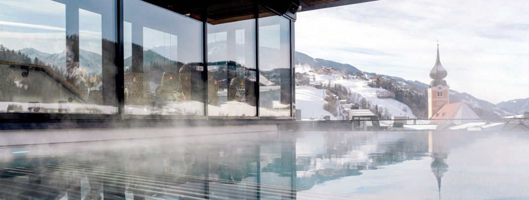 Im beheizten Infinity-Pool kannst du mit Aussicht entspannen.