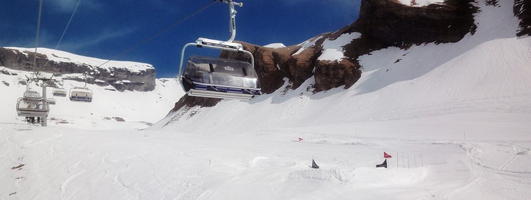 Die kuppelbare 4SB Schilt oberhalb der Skiscross Strecke im First Gebiet