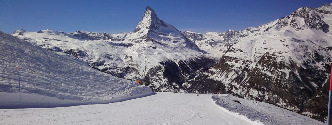 Nicht selsbstverständlich, aber in Zermatt perfekt umgesetzt: Farbige Pistenbeschränkungen sorgen für Sicherheit und Orientierung!