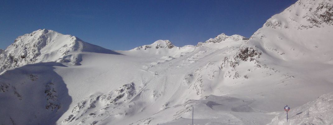 Der Stubai Zoo Snowpark vom Pfaffengrat aus fotografiert