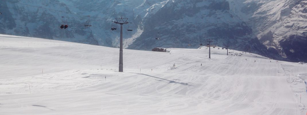 Blick auf die breiten Carvingpisten am Oberjoch Lift