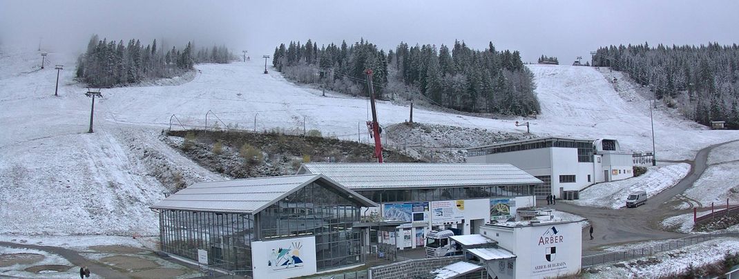 Erste Schneeflocken auch am höchsten Berg im Bayerischen Wald, dem Arber.