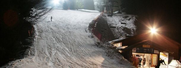 Eine der zahlreichen Flutlichtabfahrten im Skiliftkarussel Winterberg.
