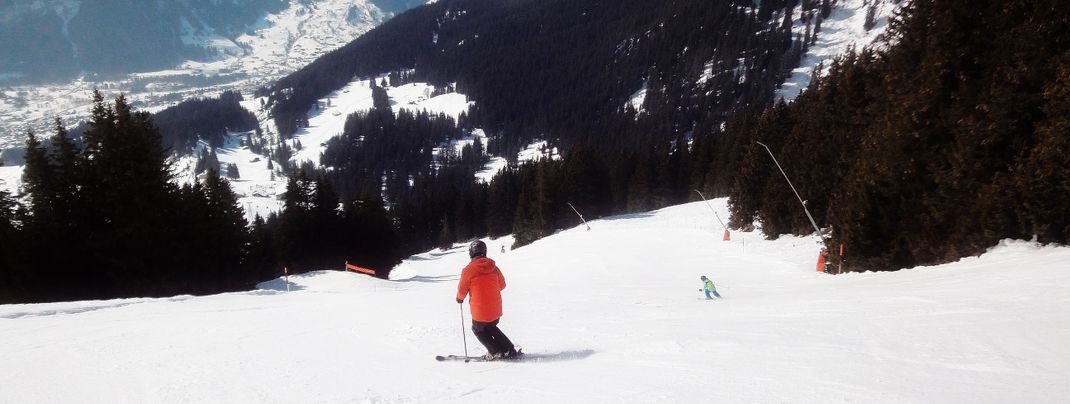 Schöne rote Talabfahrt Nr. 22 vom First Gebiet zurück nach Grindelwald