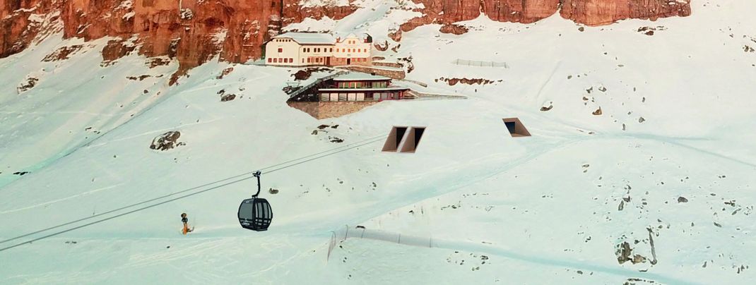 Nur die Ein- und Ausgänge sind von der neuen Bergstation der König-Laurin-Bahn in Carezza zu sehen.