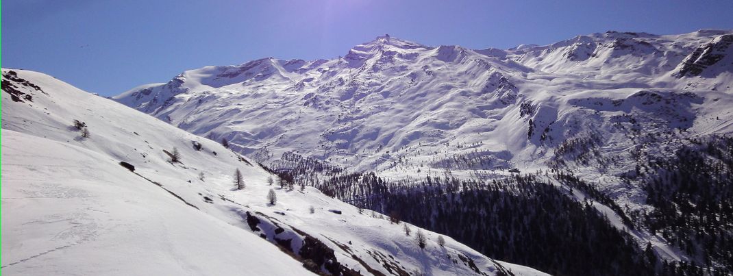 Zwischen den beiden Freeride Hotspots: Das Stockhorn Gebiet fotografiert vom Rothorn Paradise