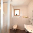 Badezimmer mit Dusche und WC