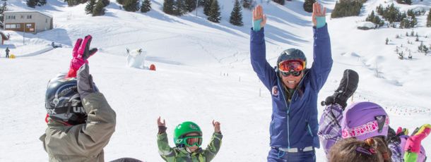 In der Schneesportschule Bivio erlernen die Kleinen spielerisch das Skifahren.