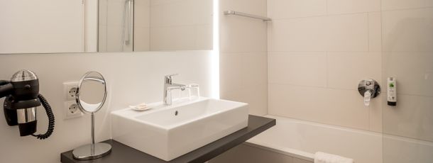 Badezimmer im Doppelzimmer L die berge lifestyle hotel Sölden