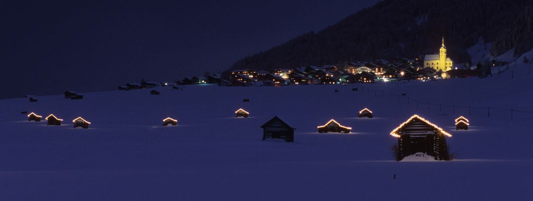 Die traditionellen Schupfen stimmungsvoll beleuchtet
