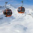 In der Großglockner Panoramabahn erhält man einen traumhaften Ausblick in die verschneite Berglandschaft.
