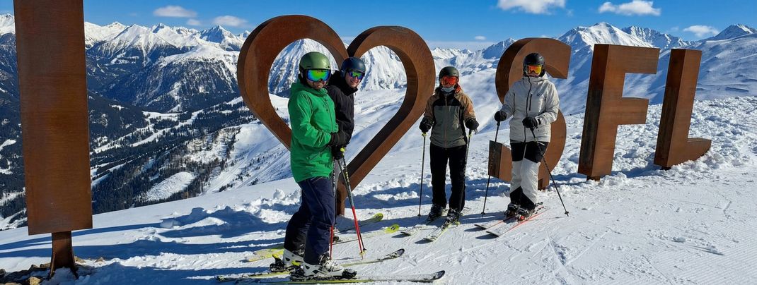 Perfekt für Erinnerungsfotos sind die überdimensionalen Schriftzüge, wie hier an der Bergstation der Schöngampbahn.