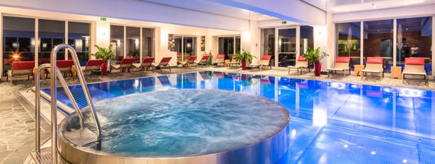 Hallenbad mit integriertem Whirlpool