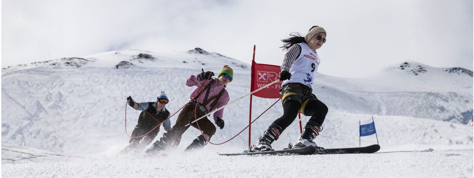 Der Kleiderwahl sind beim Seilrennen in Hochfügen keine Grenzen gesetzt.