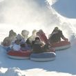 Snowtubing ist ein großer Spaß im Skigebiet.