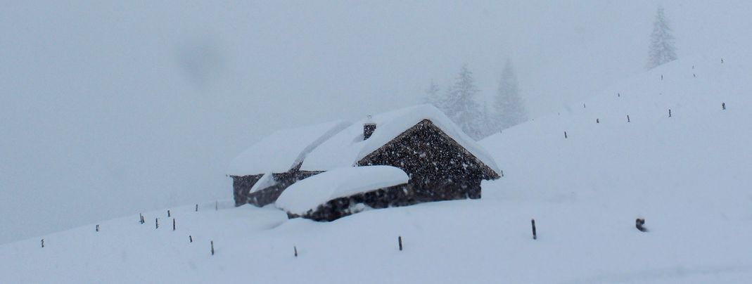Dichtes Schneetreiben in den Bergregionen im Salzburger Land, wie hier bei Werfenweng an der Hackelhütte.