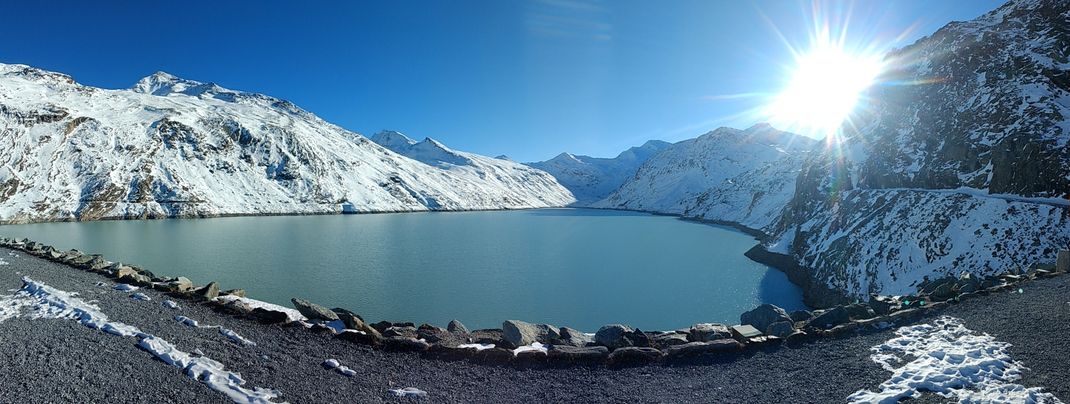 Der Aufstieg lohnt sich: Am Mattmark Stausee erwartet dich ein tolles Bergpanorama.