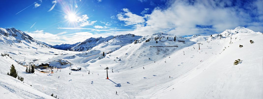 100 kilometers of slopes await skiers and snowboarders in Obertauern.