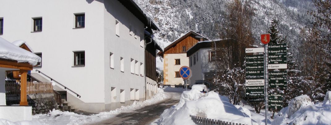 Letzte Abzweigung zum Haus Aperies, gleichzeitig auch Ihre Skibushaltestelle