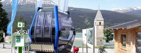 Passend zu den neuen Bahnen kündigt eine Kabine am Reschensee die bevorstehende Skigebietsverbindung an.