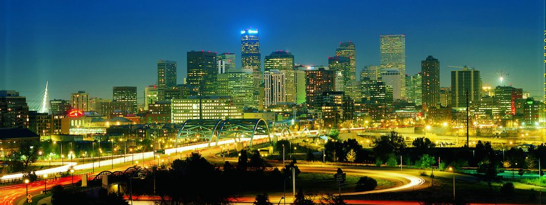 Die beeindruckende Skyline von Denver in der Abenddämmerung.