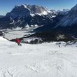 Breite Abfahrten mit traumhaftem Blick auf das Zugspitzmassiv erwarten Wintersportler am Grubigstein.