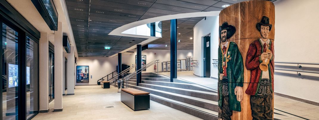 In den U-Bahn-Stationen werden verschiedene Themen aus dem Dorfleben inszeniert.