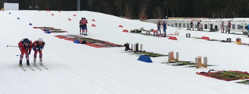Vor dem Start testen Techniker und Athleten die Schneeverhältnisse, um die Skier optimal präparieren zu können.