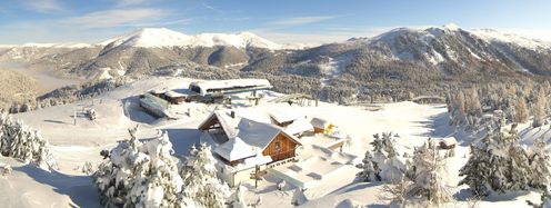 Tief verschneit ist die Turracher Höhe. Ab 14. November läuft hier der erste Skilift.