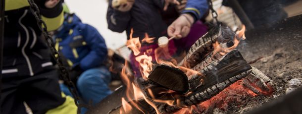 Entspanne in einer der urigen Hütten und wärme dich bei herzhaften Spezialitäten auf.