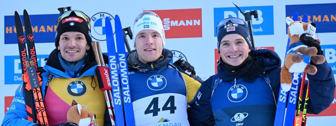 Das Siegerpodest im letzten Sprint vor Olympia: Sebastian Samuelsson (1.), Tommaso Giacomel (2.) und Isak Frey (3.).