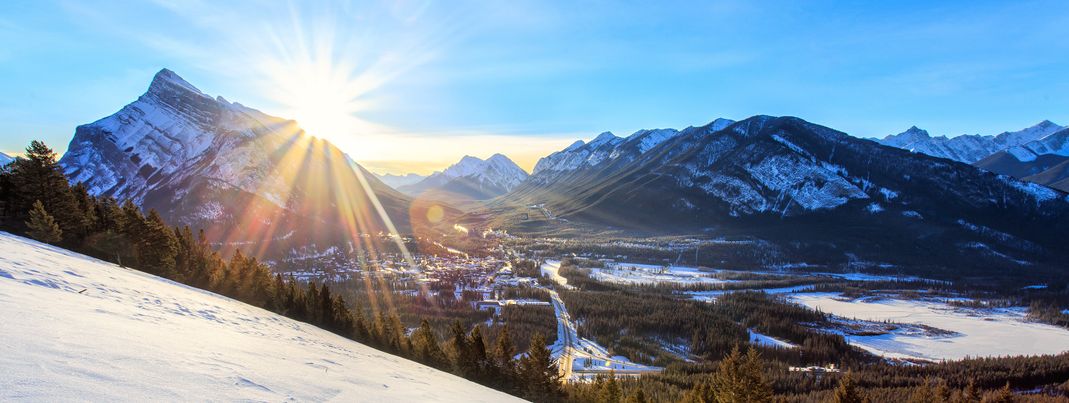 Tief verschneite Hänge erwarten Wintersportler in der Skiregion Banff.