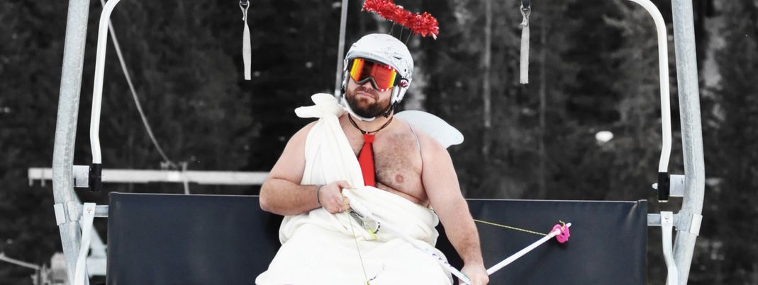 Amor wartet bereits im Sessellift.