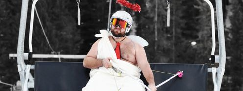 Amor wartet bereits im Sessellift.