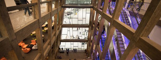 In der Halle gibt es mehrere Restaurants und Cafés.