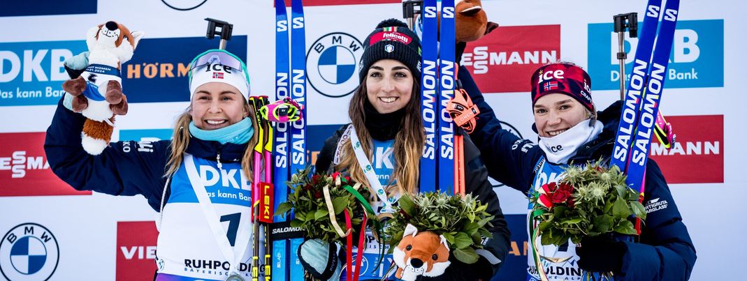 Lisa Vittozzi holt sich den Sieg vor zwei Norwegerinnen.