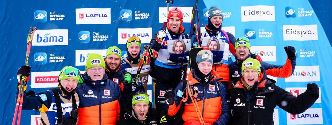 Da ist das Ding: Gleich zwei deutsche Medaillen holen Leonhard Pfund und Simon Kaiser in der Verfolgung am Samstag. Da jubelt das gesamte Team gleich mit.