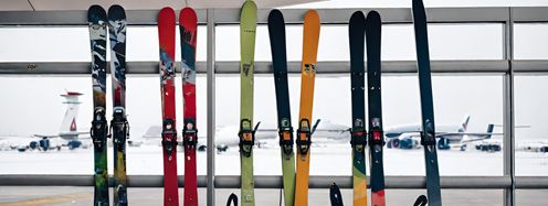 Mit Skiern in den Skiurlaub fliegen, das ist gar nicht so kompliziert wie viele denken.