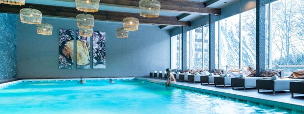 Das Hotel verfügt über ein großzügiges Hallenbad.