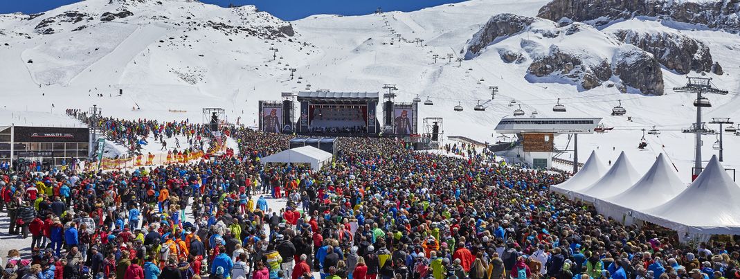 Bei den legendären Top of the Mountain Konzerten kocht die Stimmung auf der Idalp.