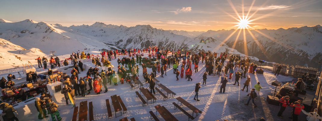 Beim sun.downer genießt du den Sonnenuntergang und dazu leckere Drinks und Köstlichkeiten.