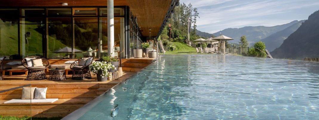 Auch im Sommer lässt es sich am Infinity-Pool toll entspannen.