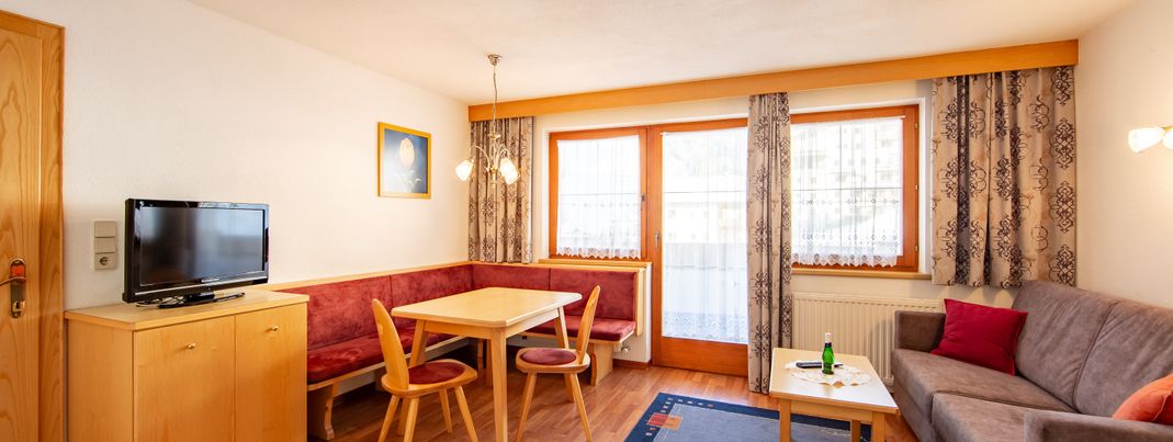 Wohnraum vom Appartement mit Balkon