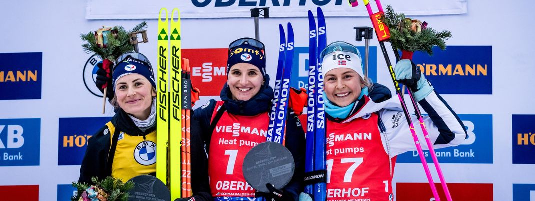Französischer Doppelsieg in der Verfolgung: Platz 1 für Julia Simon vor Justine Braisaz-Bouchet und Ingrid Tandrevold aus Norwegen.