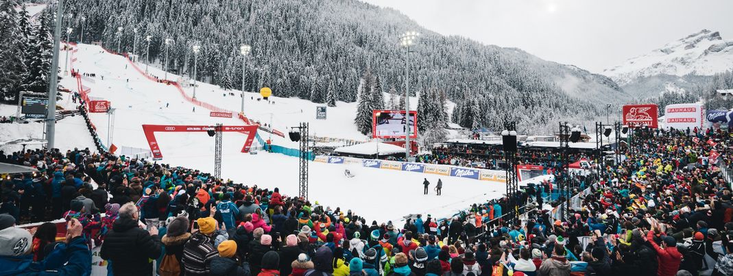 Tausende Zuschauer fiebern im Zielstadion von Alta Badia wieder mit.
